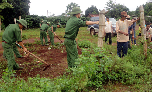 Thanh niên lực lượng vũ trang tham gia tình nguyện giúp dân xây dựng nông thôn mới